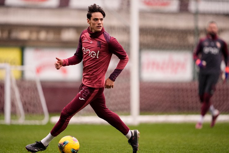 Il centrocampista del Torino Samuele Ricci in azione