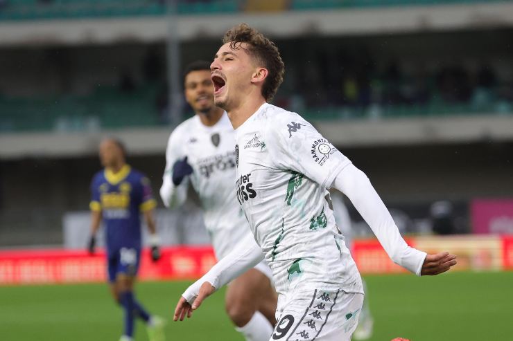 Sebastiano Esposito esulta dopo un gol