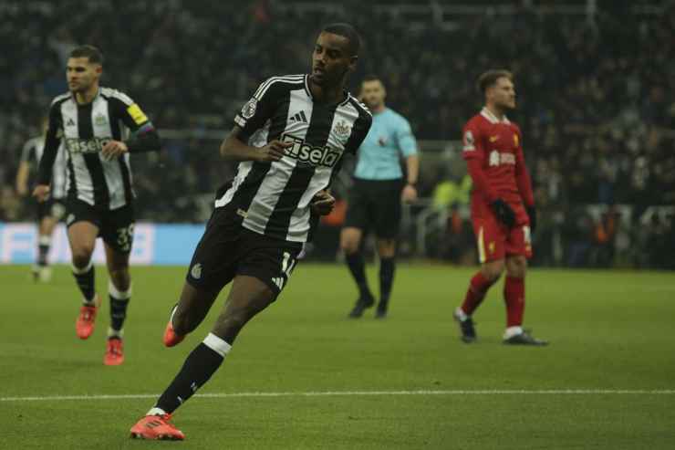 Isak esulta dopo un gol