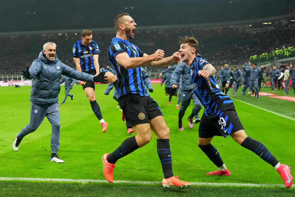 De Vrij e Zalewski esultano dopo il gol nel derby