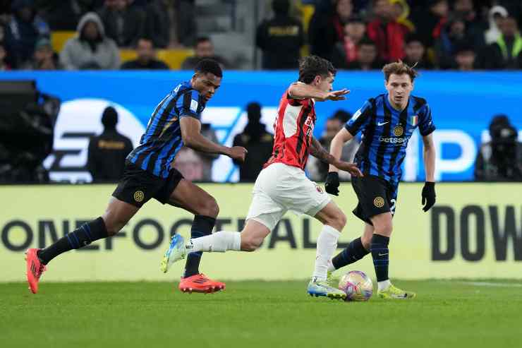 Dumfries e Barella contrastano Pulisic