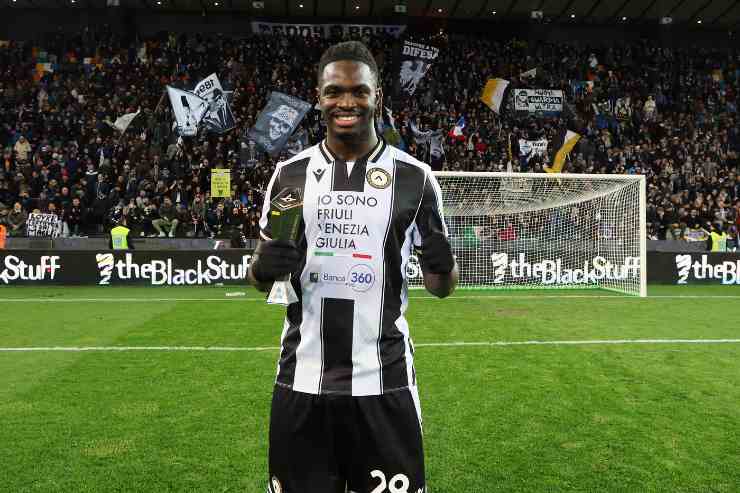 Oumar Solet con il trofeo di migliore in campo