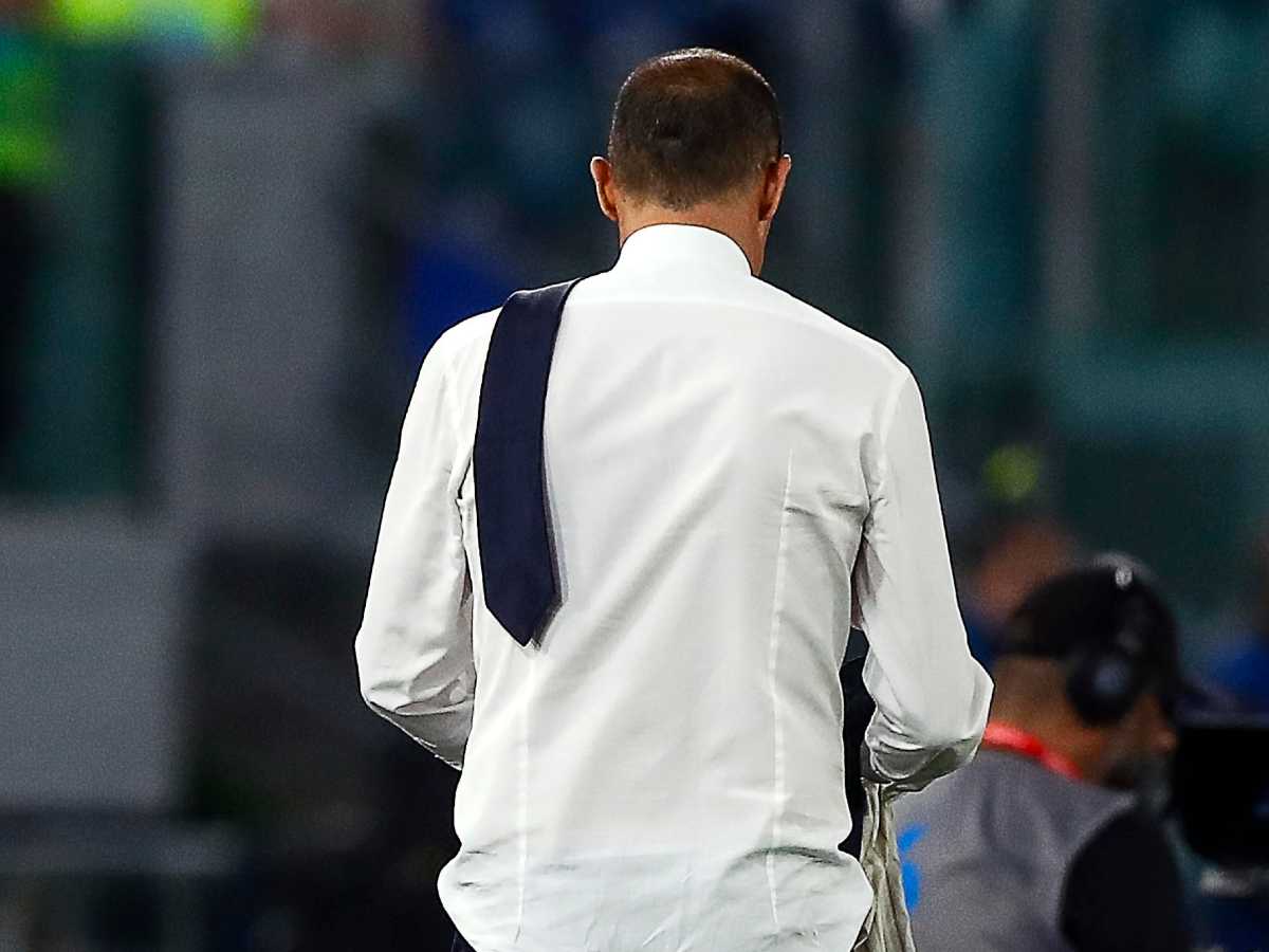 Allegri di spalle, con la cravatta dietro