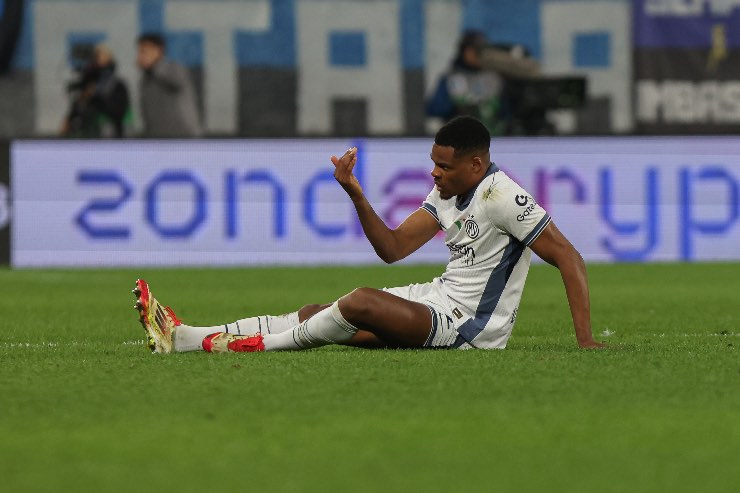 Denzel Dumfries a terra per infortunio