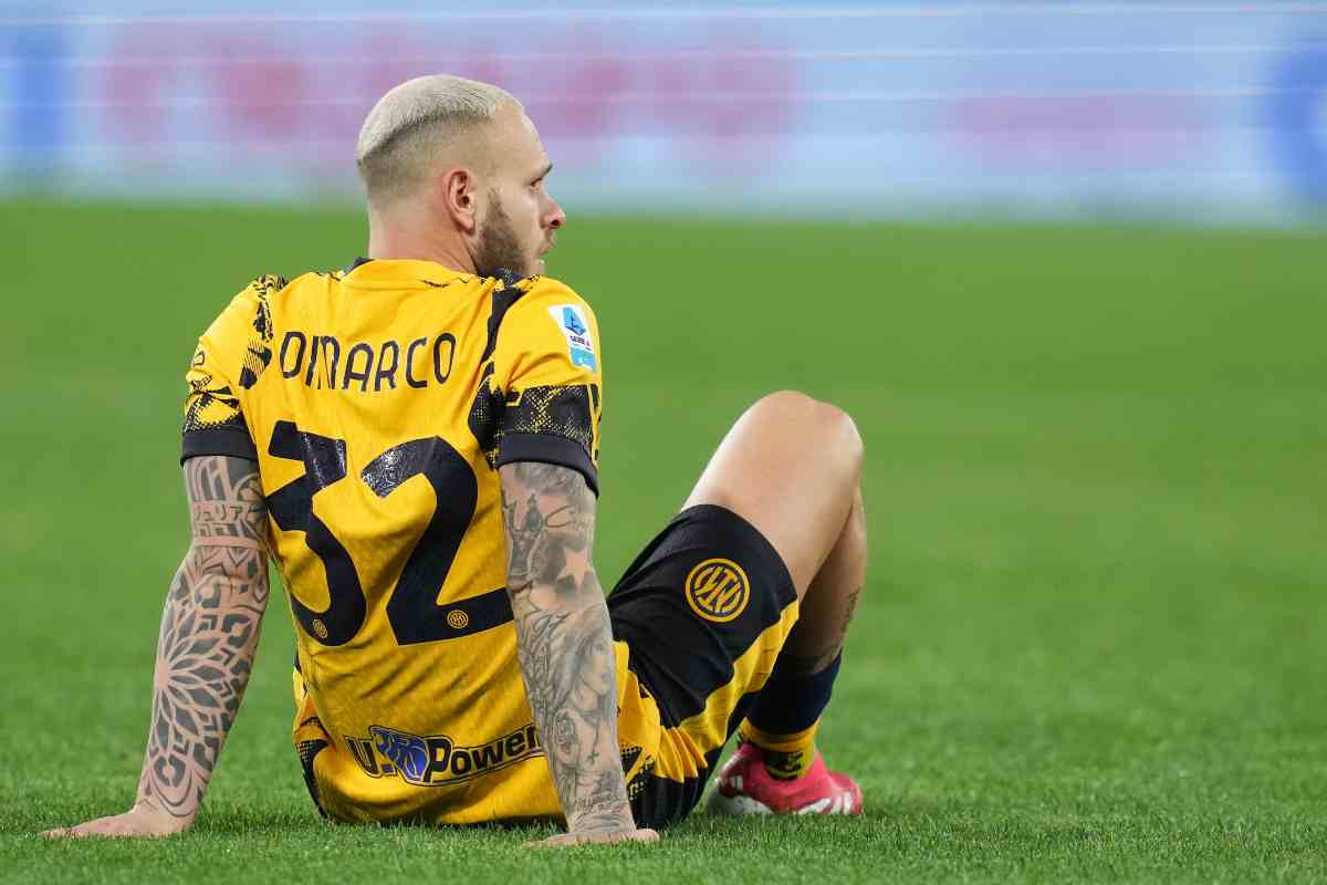 Dimarco seduto a terra dopo l'infortunio