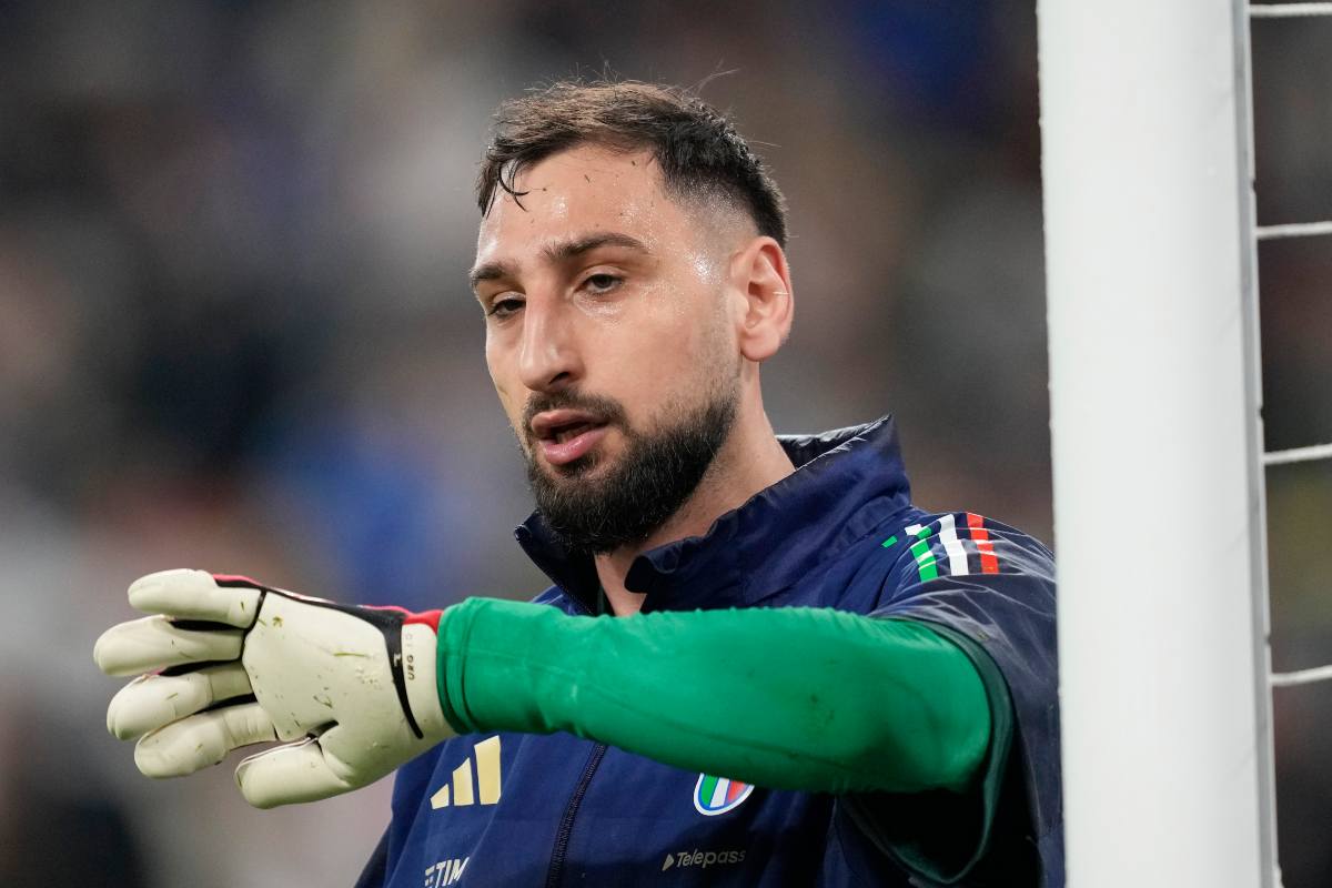 Gianluigi Donnarumma in azione con la maglia dell'Italia