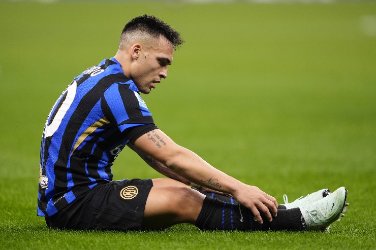 Lautaro Martinez al suolo