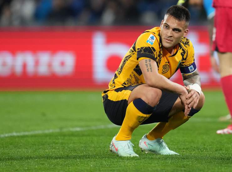 Lautaro accovacciato in campo