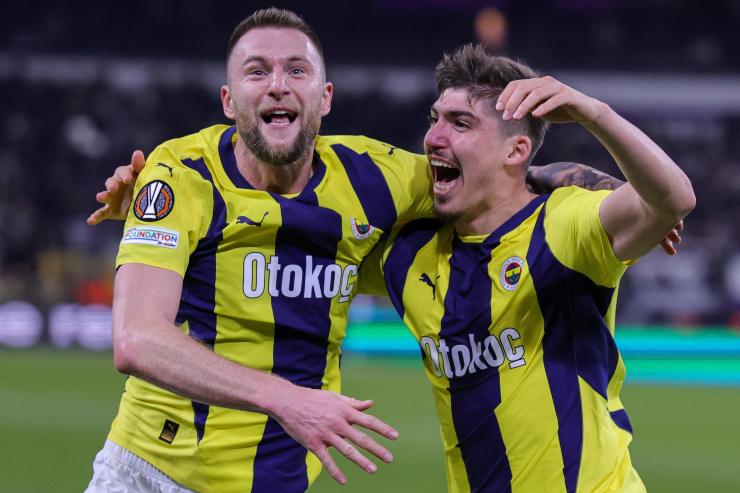 Milan Skriniar esulta con la maglia del Fenerbahce