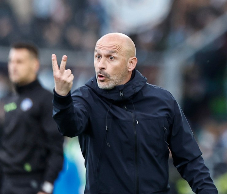 Vincenzo Italiano dà indicazioni ai suoi