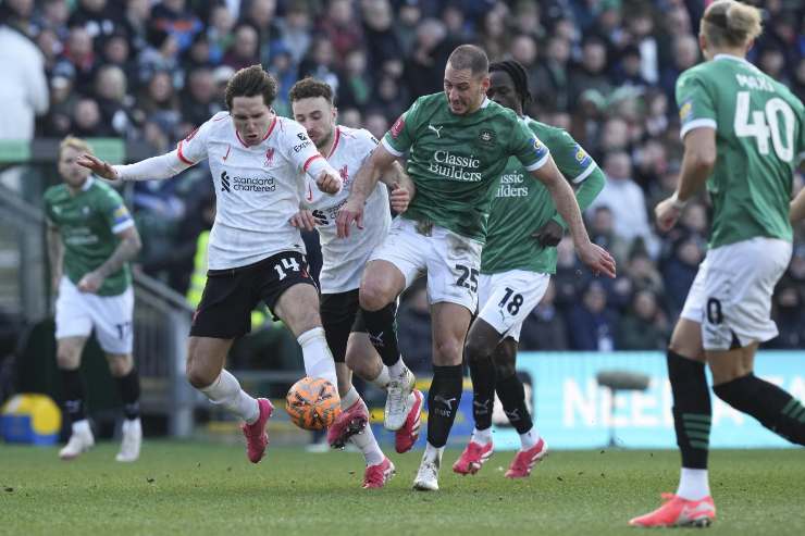 Federico Chiesa contrastato dai difensori del Plymouth in FA Cup
