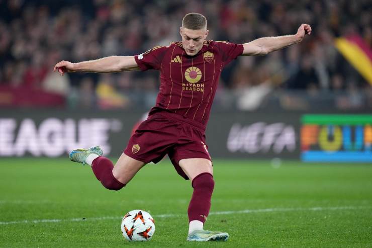 Artem Dovbyk si coordina per il tiro 
