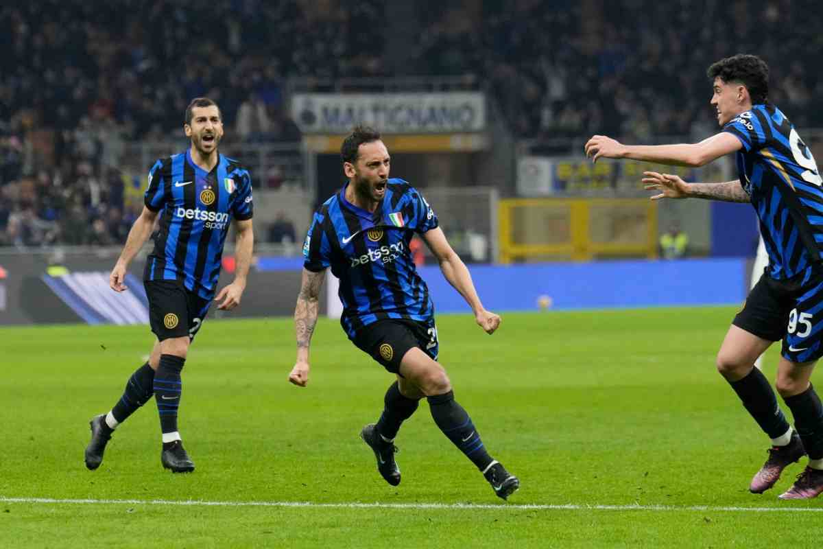 Calhanoglu esulta con Bastoni e Mkhytarian