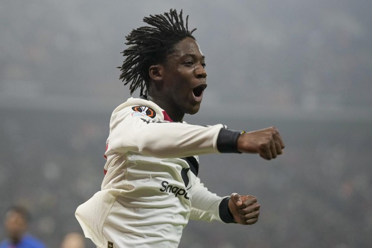 Kobbie Mainoo esulta dopo un gol