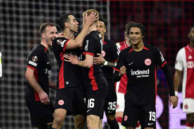 Larsson esulta con l'Eintracht Francoforte