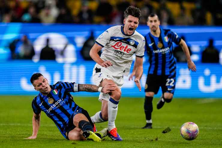 Lautaro contrasta Djimsiti in Inter-Atalanta di Supercoppa