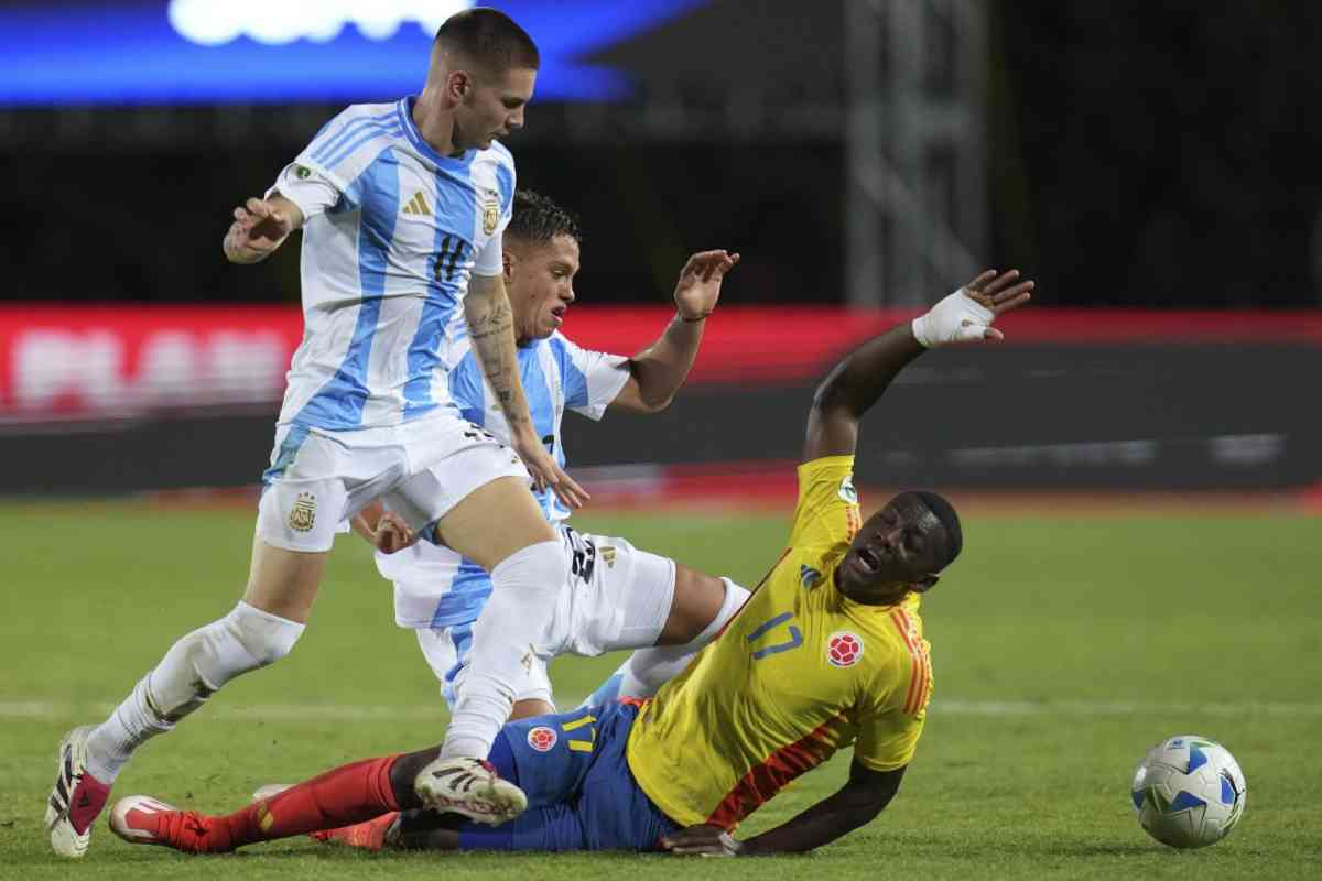 Franco Mastantuono in azione con la nazionale argentina