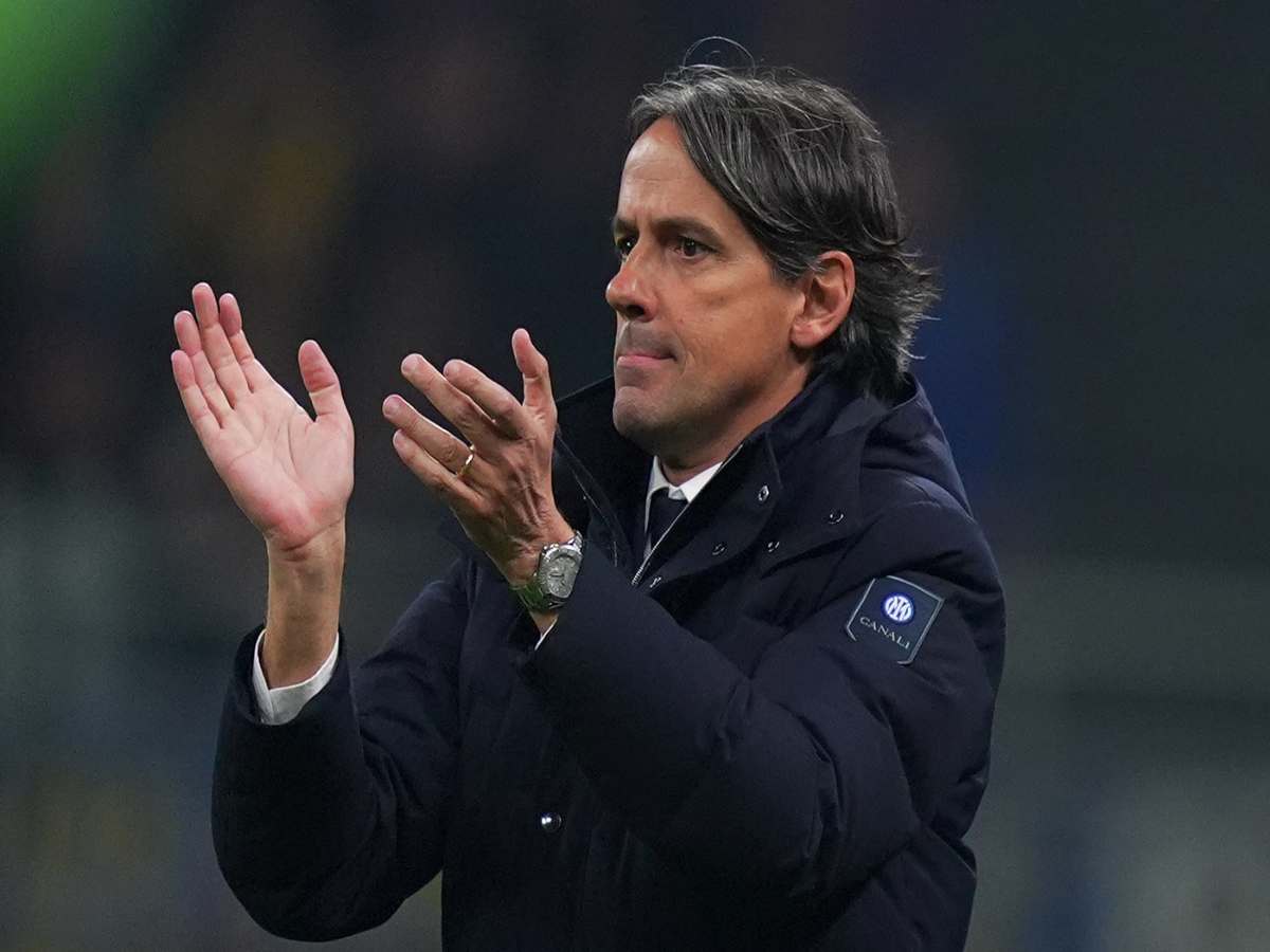 Simone Inzaghi applaude i suoi dopo la vittoria con il Feyenoord