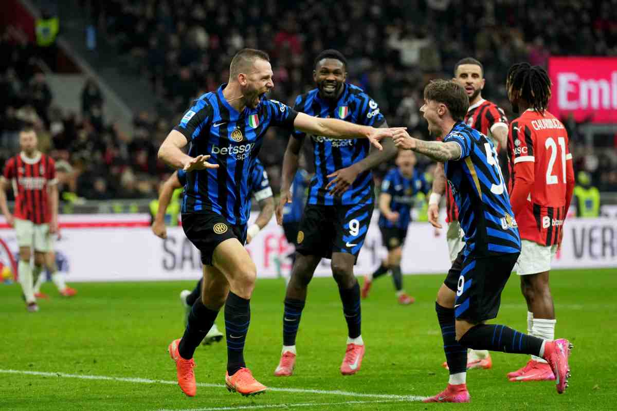 Zalewski esulta con De Vrij dopo il gol nel Derby