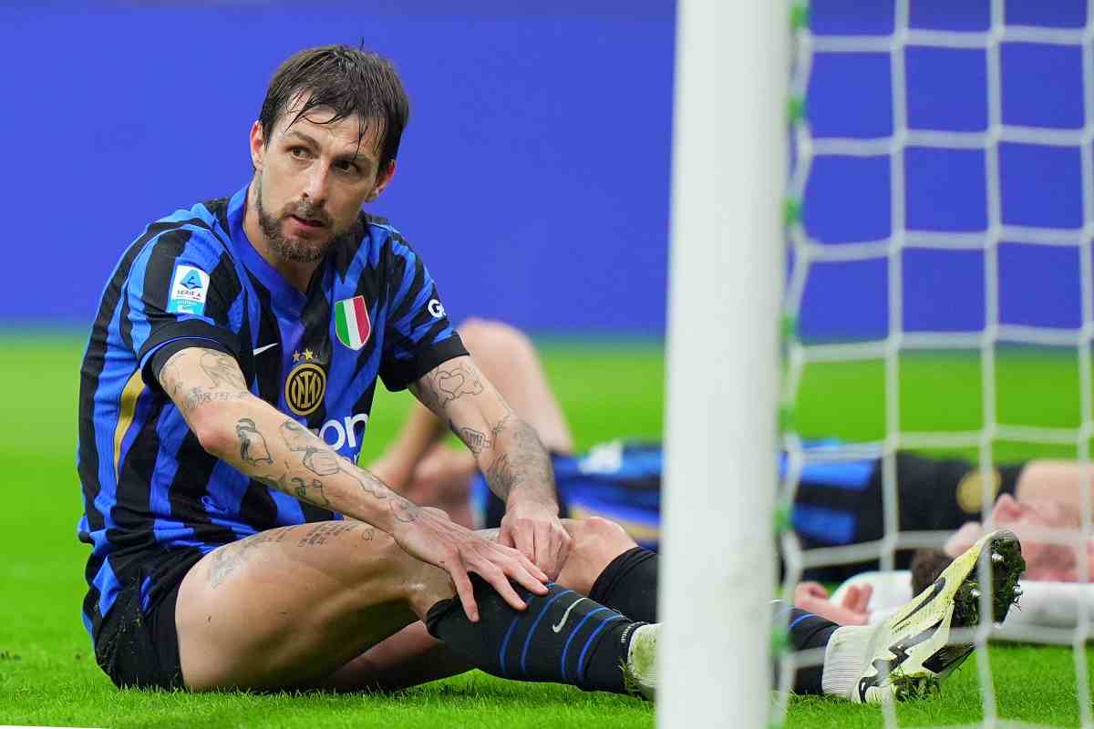 Acerbi seduto in campo