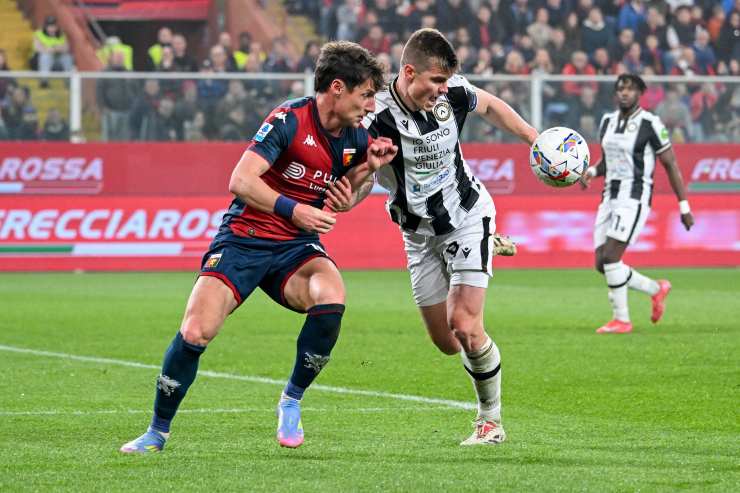 Andrea Pinamonti in azione col Genoa