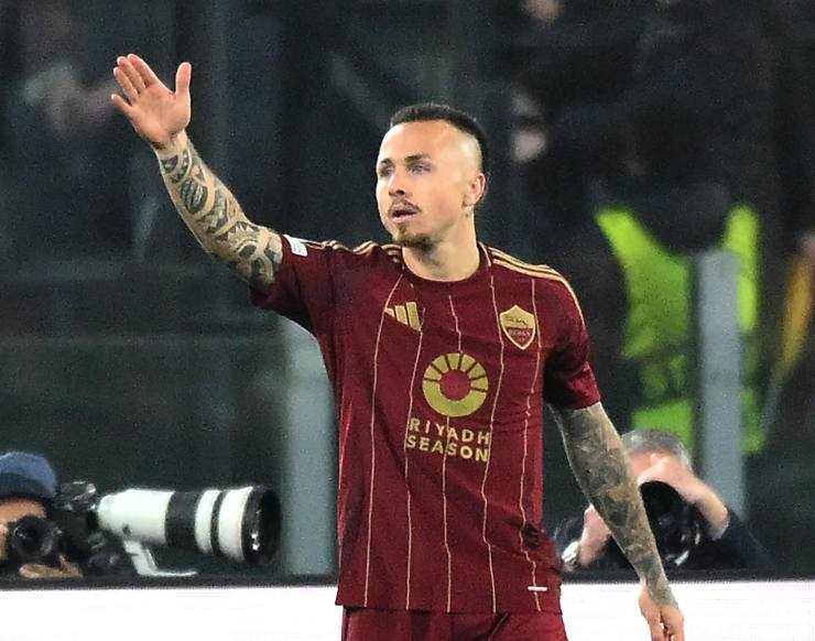 Angelino si lamenta con l'arbitro durante un match