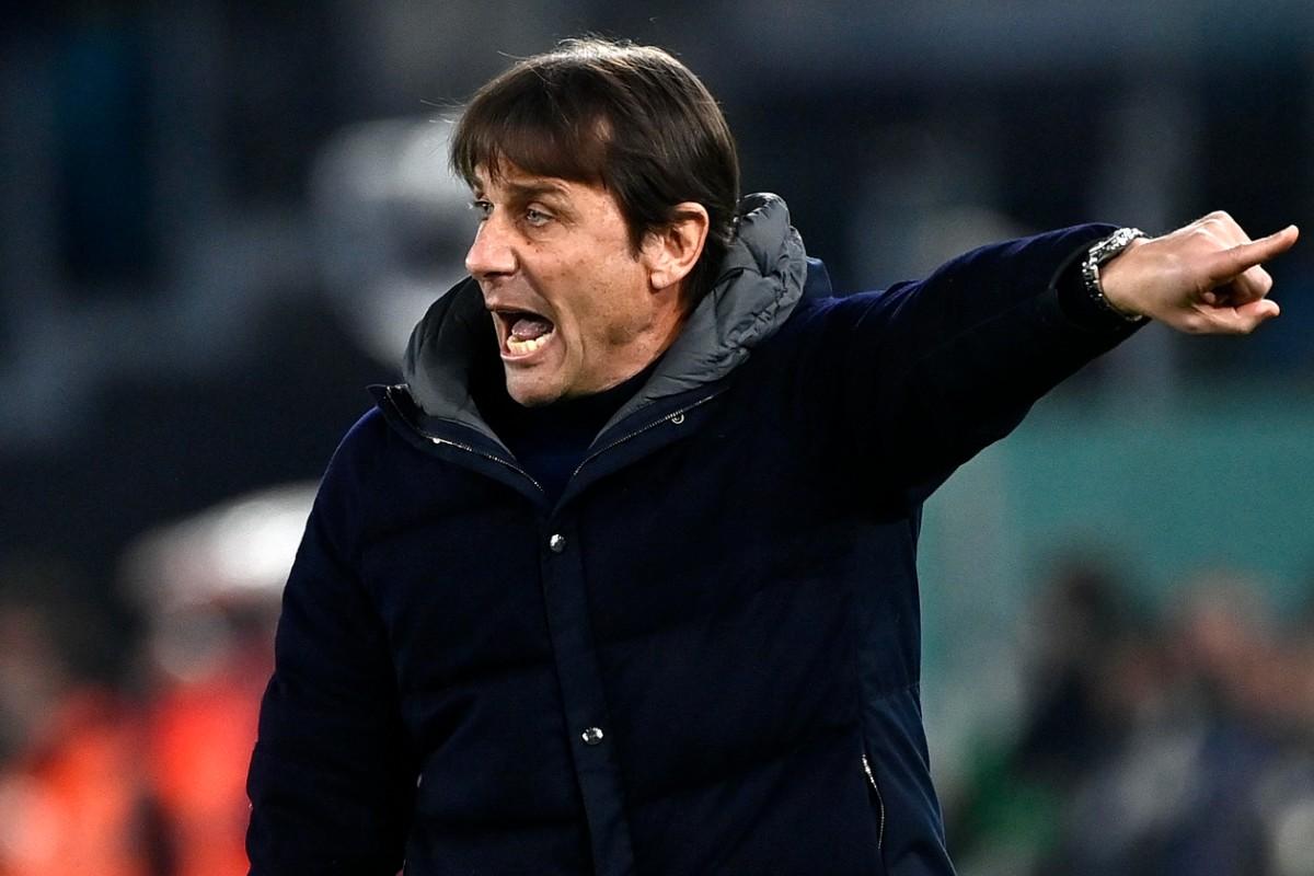 Antonio Conte dà indicazioni ai suoi