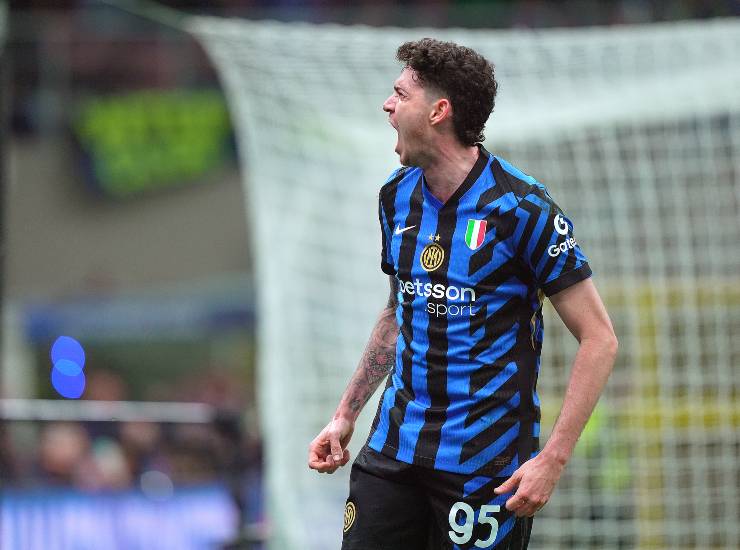 Bastoni esulta dopo un gol