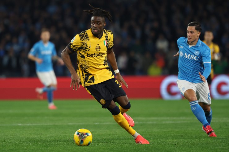 Yann Bisseck in azione con la maglia dell'Inter