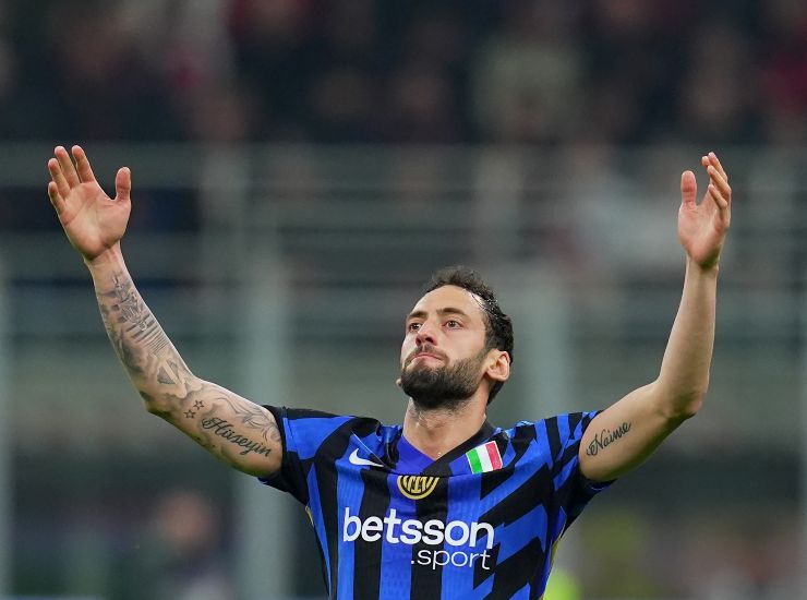 Calhanoglu a braccia larga