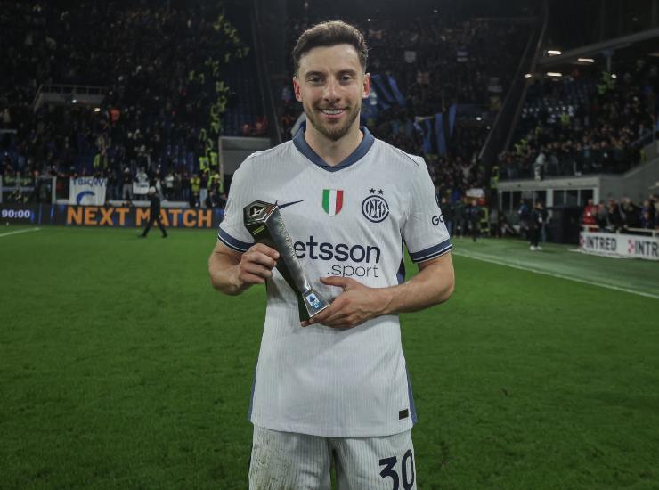 Carlos Augusto con il premio di MVP