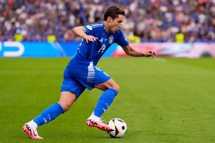 Federico Chiesa in azione con la maglia della Nazionale