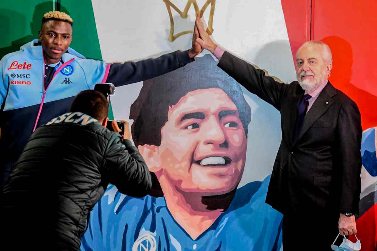 Osimhen e De Laurentiis davanti a un poster di Maradona