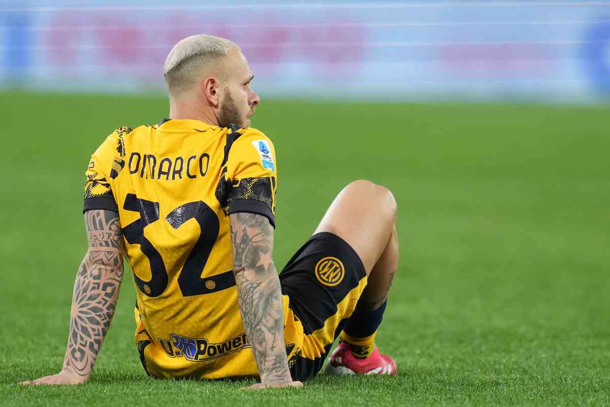 Dimarco seduto in campo