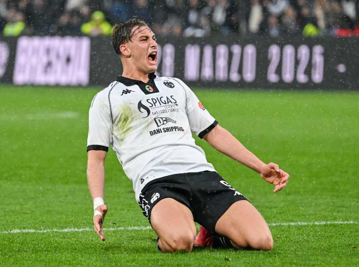 Esposito esulta dopo un gol