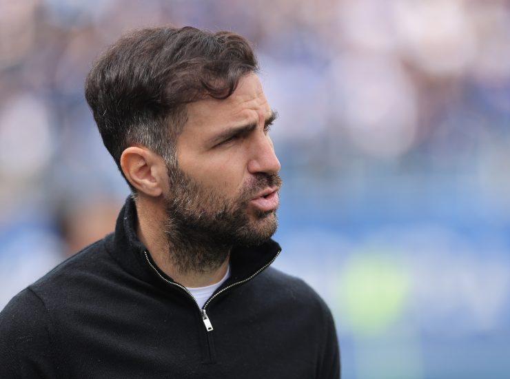 Fabregas pensieroso in primo piano