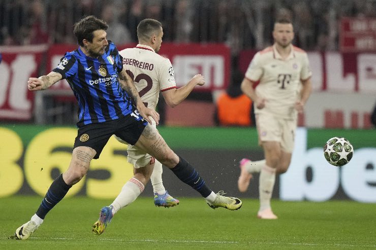 Francesco Acerbi su azione contro il Bayern