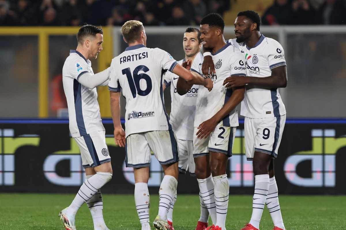 Giocatori dell'Inter festeggiano dopo un gol