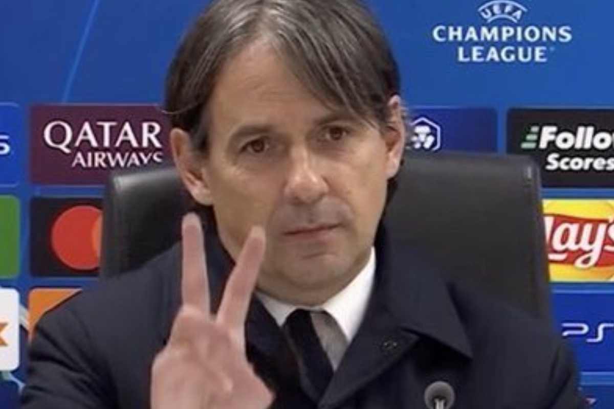 Simone Inzaghi che fa segno di due con la mano