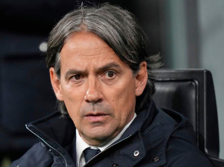 Simone Inzaghi primo piano preoccupato