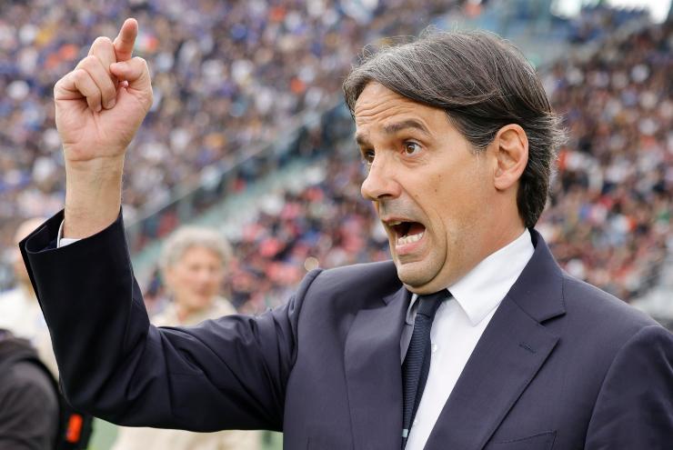 Simone Inzaghi indica qualcosa all'arbitro