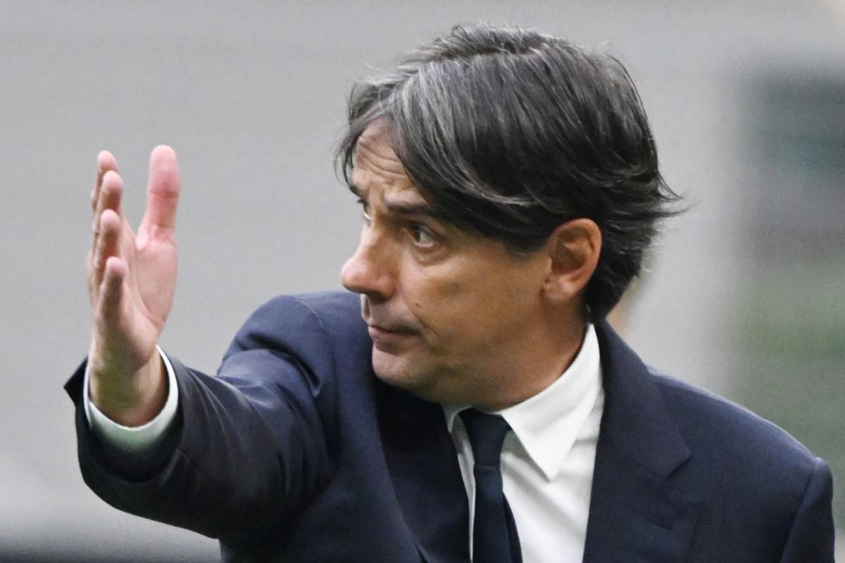 Simone Inzaghi indica la posizione al suo giocatore