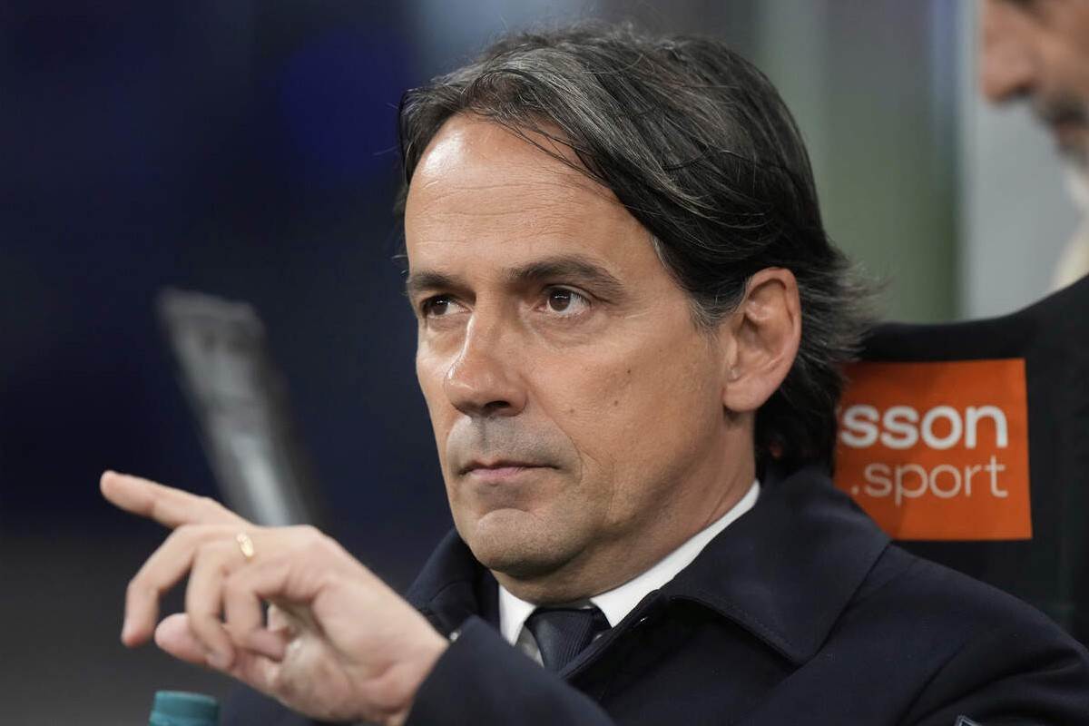 Simone Inzaghi concentrato in panchina