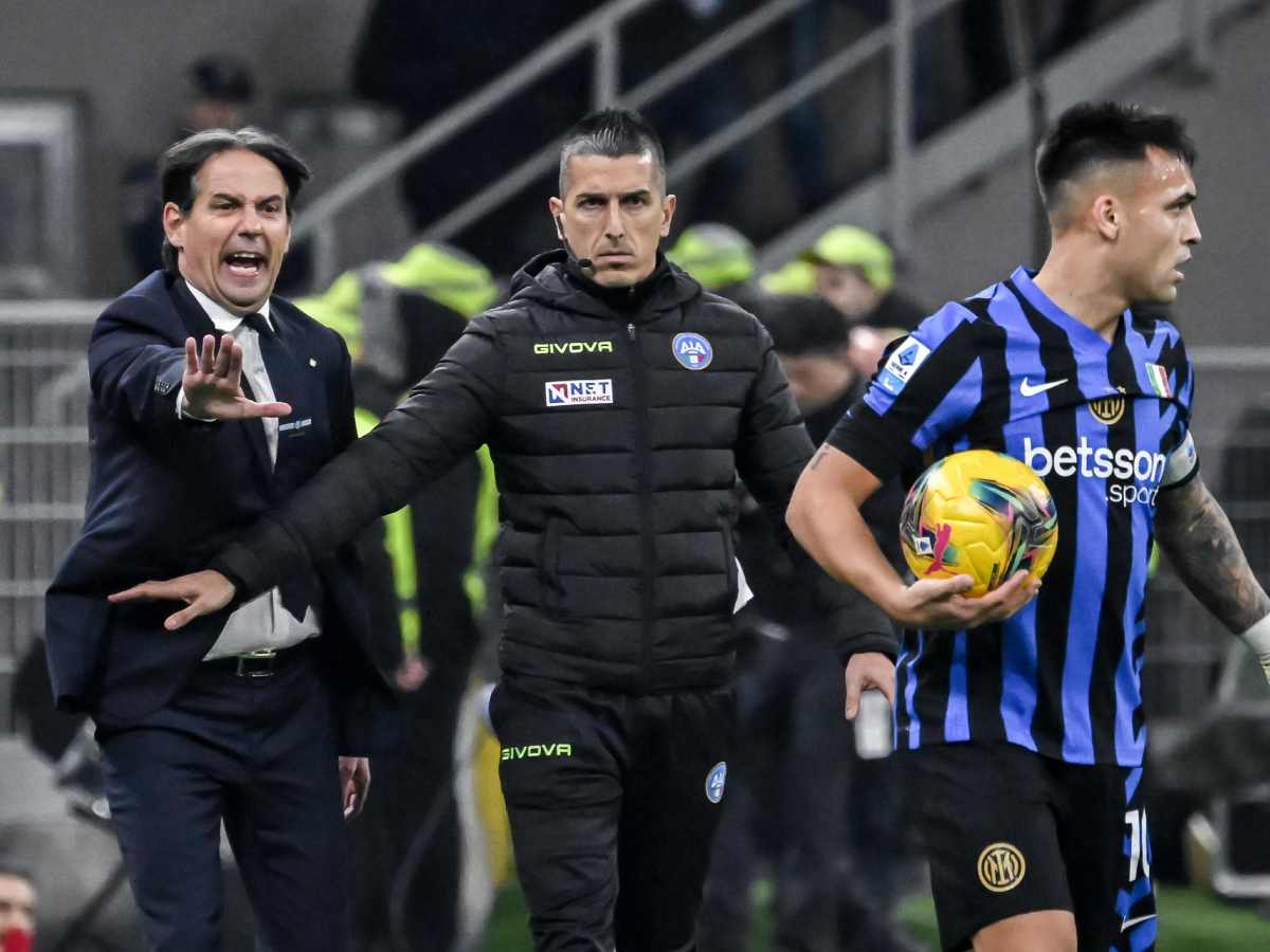 Inzaghi e Lautaro con in mezzo il quarto uomo