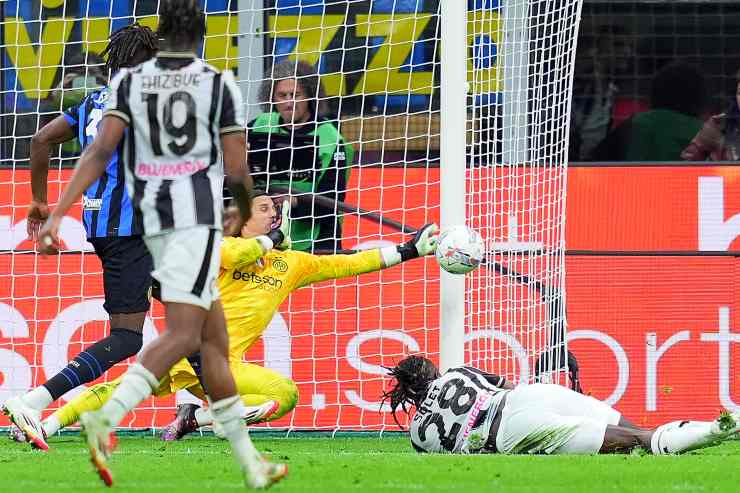 Yann Sommer impegnato in una parata contro l'Udinese