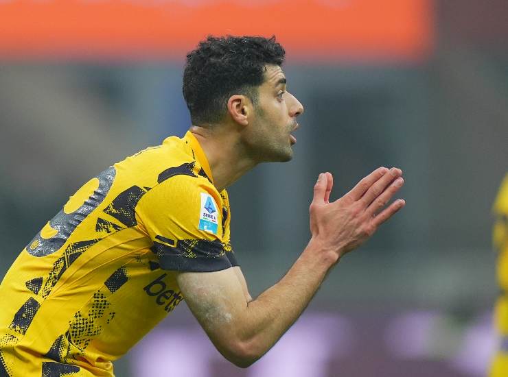 Taremi con le mani giunte