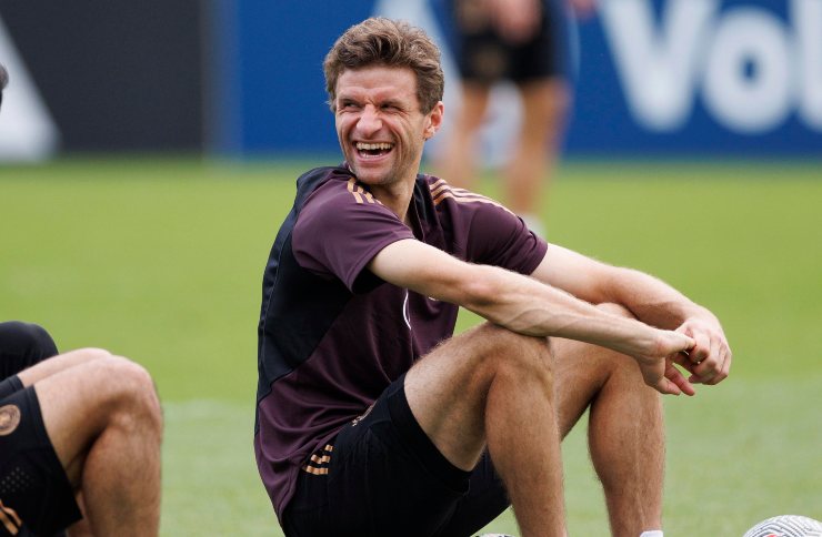 Thomas Muller sorride in allenamento