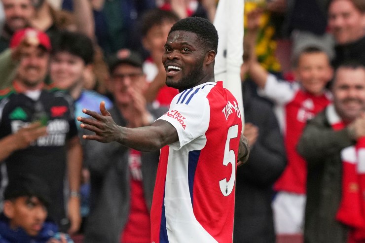 Thomas Partey esulta con la maglia dell'Arsenal