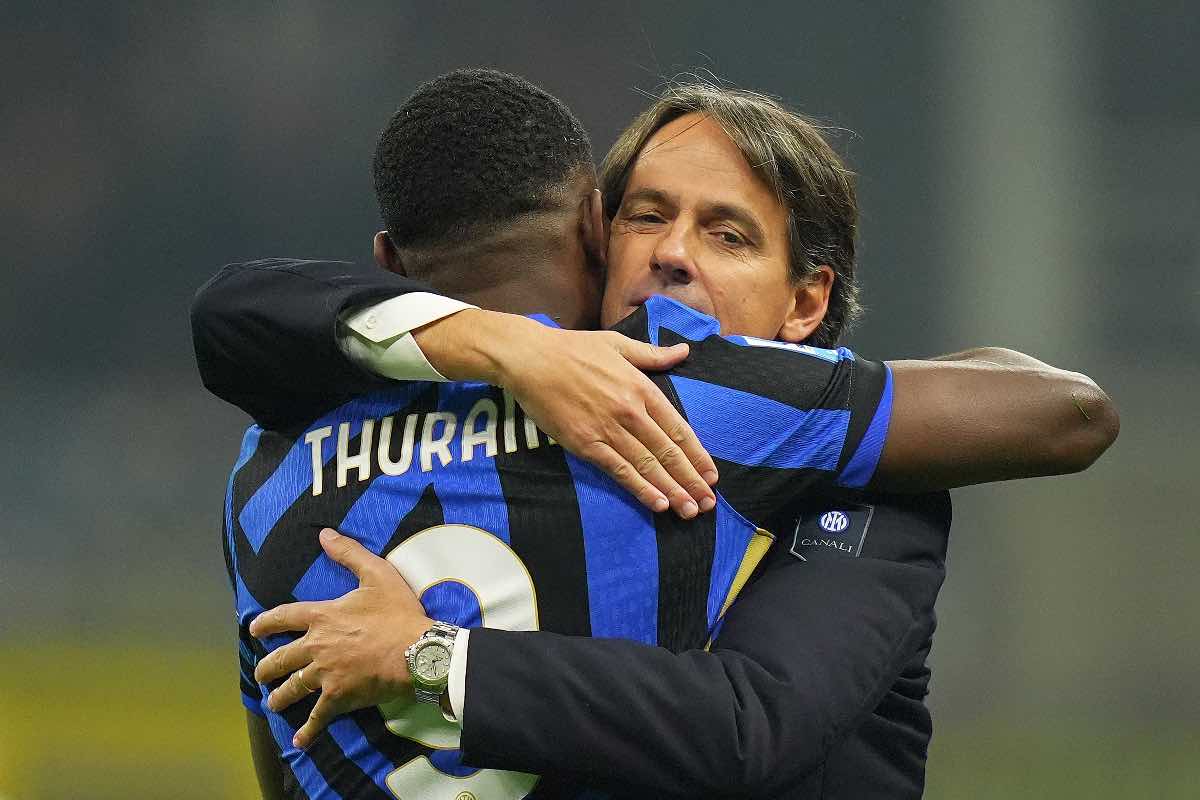 Abbraccio fra Thuram e Inzaghi