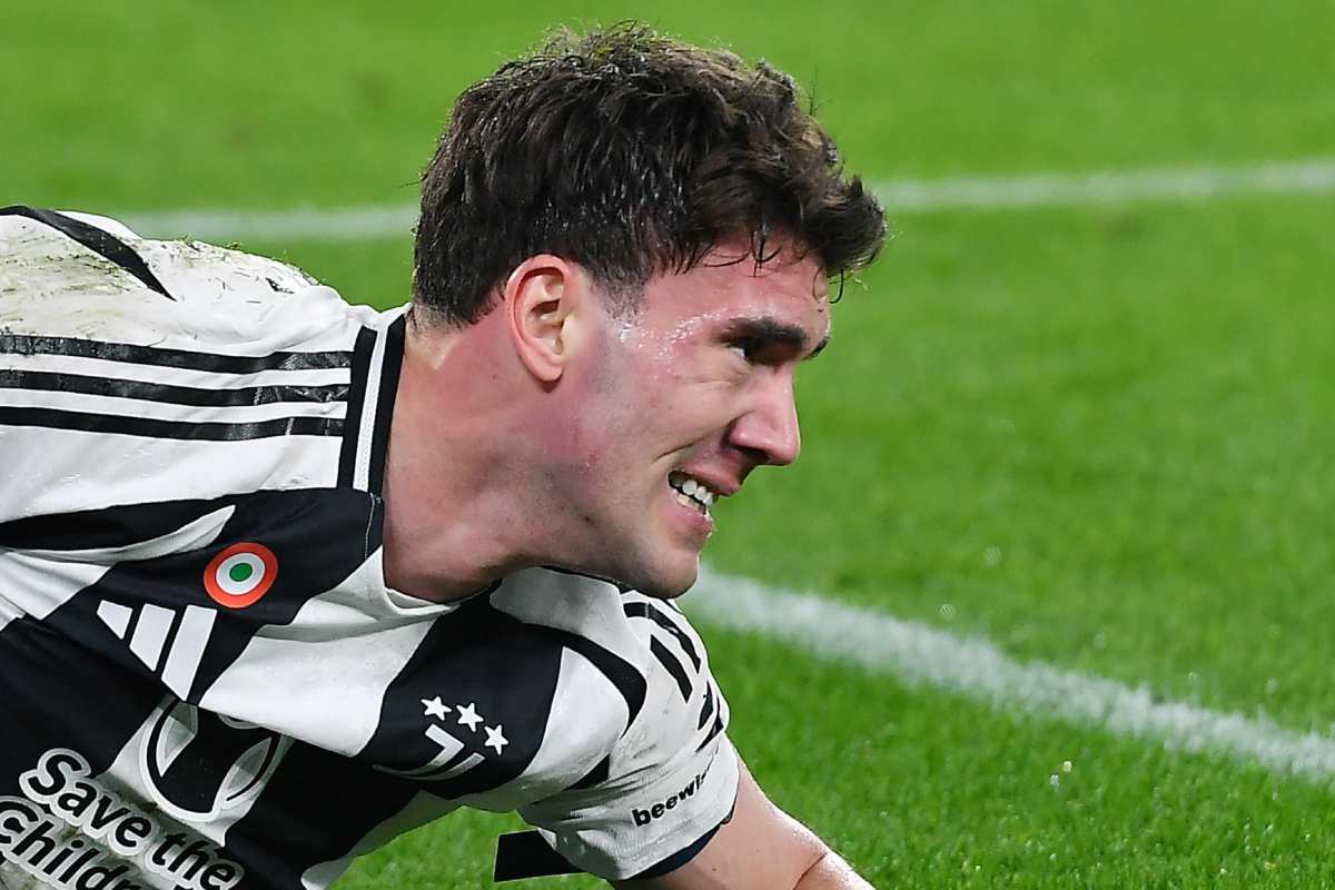 Vlahovic con espressione sofferente
